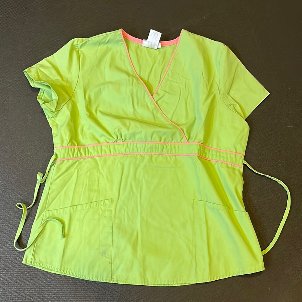 Medium scrub top